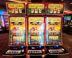 dm9999 ဂိမ်းလော်ဘီ တွင် Slots နှင့် Table Games ကစားနေသောမြင်ကွင်း